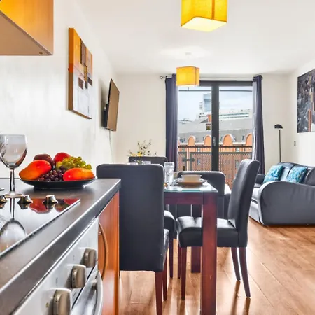 Chinatown - One Bed - Balcony - Secure Parking - Fast Wifi - Centre - 49a 아파트